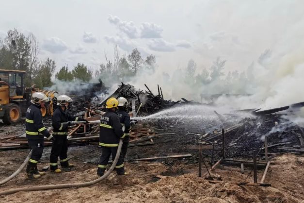 靖边望夏村附近的木材加工厂发生火灾！(图2)